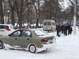 В Днепре на снежном «апокалипсисе» наживаются таксисты