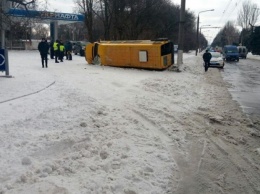 В Запорожье перевернулась маршрутка с 18 пассажирами: скорая забирает пострадавших