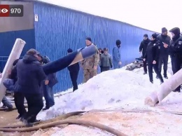 Появилось видео, как торговцы спасали ковры с горящего рынка в Черновцах