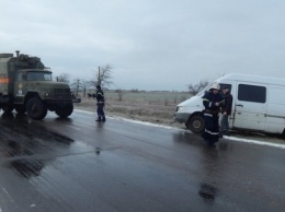 Скадовские спасатели оказали помощь автомобилю, съехавшему в кювет
