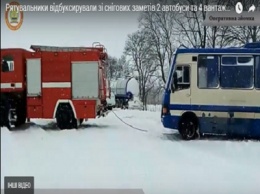 В Краматорске спасатели беспрестанно вызволяют грузовики и машины из «снежного плена»