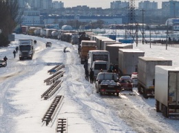 В Днепре застрявшие фуры парализовали движение транспорта