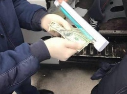 Запорожского полицейского, пойманного на взятке в 2500 долларов, отстранили от должности через апелляцию спустя месяц