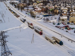 Снежный Днепр: из-за снега простаивает большегрузный транспорт