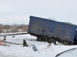 В Луганской области «КАМАЗ» столкнулся с локомотивом (ФОТО)