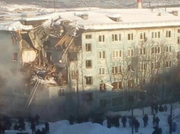 В Мурманске обвалилась пятиэтажка, из-под завалов достают женщину. Фото, видео