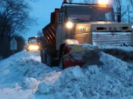 На Днепропетровщине круглосуточно чистят дороги от снега (ФОТО)