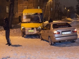 В Днепре на улице Караваева столкнулись маршрутка и Daewoo