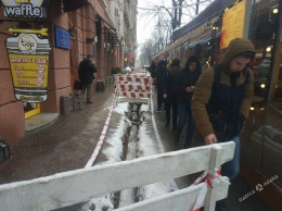 Чтоб вы провалились: на Дерибасовской горожане вынуждены по скользкому льду проходить вдоль глубокой траншеи (фото)