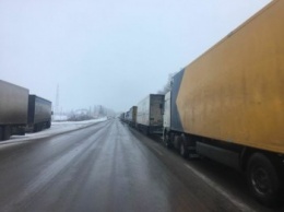 Россия частично прекратила оформление грузовиков на двух пунктах пропуска на границе с Украиной