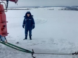 На Харьковщине спасатели помогли пассажирам выбраться из снежных заносов (ФОТО)