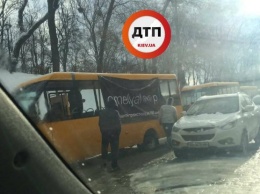 Под стенами Верховной Рады протестуют водители маршруток