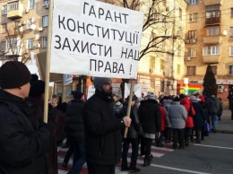 В центре Запорожья митингующие заблокировали дорогу (ФОТО)