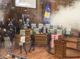 В парламенте Косово депутаты применили слезоточивый газ