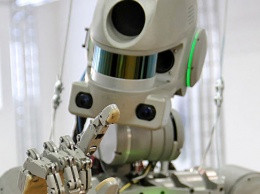 Гости конференции "РобоСектор" в Москве примерят экзоскелет робота-аватара