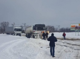 Полицейские Каменского помогали водителям фур выбраться из снежных ловушек