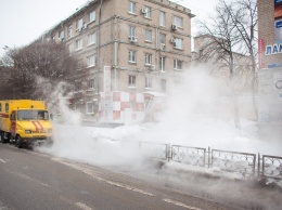 ЧП в Днепре: на улице Князя Владимира Великого прорвало теплотрассу