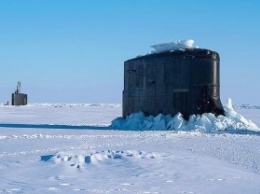 Американская подлодка застряла во льдах Арктики
