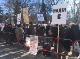 Под Радой собрались стихийные митинги "за" и "против" Савченко