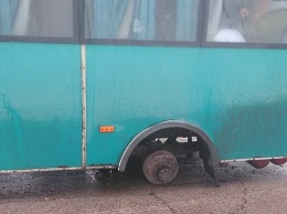 В Каменском у маршрутки с пассажирами слетело колесо на ходу