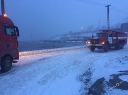 В Одесской области спасатели развозили хлеб и выручали водителей из снежных заносов