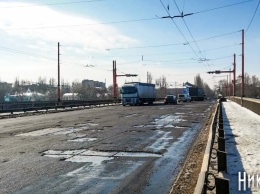 В Николаеве, на Ингульском мосту после зимы вместе со снегом сошел асфальт