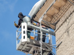 В Днепре из-за перепада температуры образовались опасные сосульки на крышах домов (ФОТО)