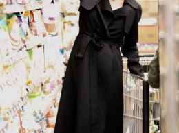 Модная маскировка: Анджелина Джоли выбирает черный тренч