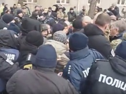 В Запорожье бойцы АТО подрались с полицейскими: видео