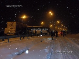 ДТП на Ровенщине: на трассе Киев-Чоп фура спровоцировала замес из пяти авто. ФОТО+видео