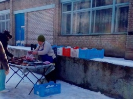 Жители Николаева возмущены торговлей колбасой с парапета здания городской больницы №5