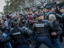 Во Франции массовые митинги переросли в ожесточенные столкновения с полицией