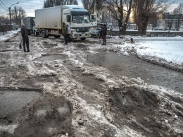 На Левом берегу Днепра застрявшие в ямах фуры перекрыли дорогу на Самаровку