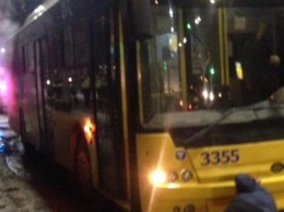 В Киеве из троллейбуса повалил густой дым