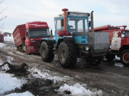 В Одесской области грузовик попал в снежную ловушку