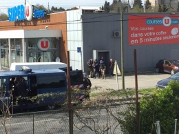 На юге Франции террорист взял заложников в супермаркете, погибли два человека