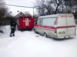 Спасатели вытащили авто «скорой» и два грузовика, застрявшие в Самарском районе Днепра