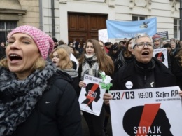 В Польше тысячи женщин вновь протестуют против ужесточения закона об абортах