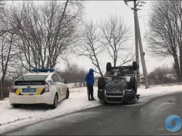 В результате столкновения двух иномарок в Одессе Lexus перевернулся на крышу