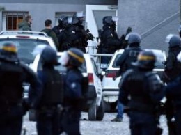 Теракт во Франции: умер раненый полицейский, спасавший заложников супермаркете Super U