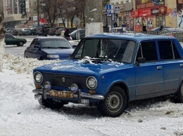 В Луганске рухнувшая с крыши груда снега изувечила машину (фото)