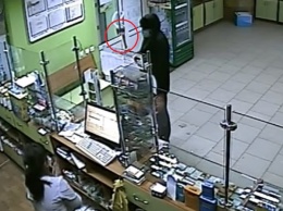 "Я тебя все равно убью": мужчина с топором ограбил аптеку ВИДЕО