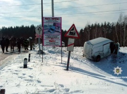 Появились фото с места ДТП в Полтавской области, где пассажирский поезд снес микроавтобус