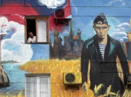 «Родная гавань» - все? В Крыму замазали граффити с Путиным. ФОТО