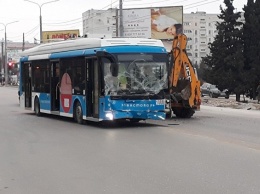 Не разъехались: в Севастополе троллейбус столкнулся с экскаватором