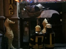 В центре Запорожья загорелась крыша кафе - тушить 4 пожарных машины (Фото)