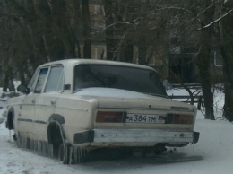 "На запчасти разбирают". В Донецке советуют не оставлять машины на улице