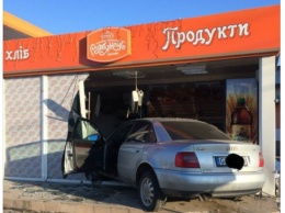 В Ровно водитель на "евробляхах" врезался в хлебный магазин
