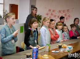 Николаевских детей научили делать пончики и познакомили с необычным американским праздником