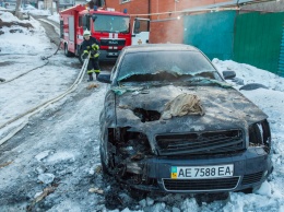 Пожар в Днепре: горели три автомобиля